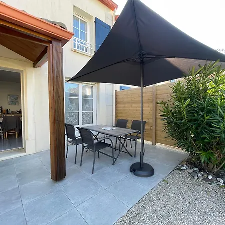 Holiday home Maison Familiale 3 Avec Jardin, Piscine Commune, A 150m De La - - Fr-1-231-146